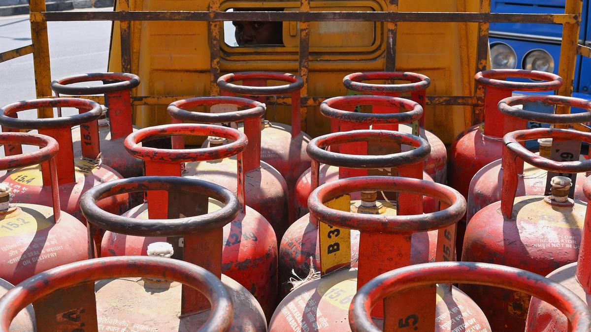 Display of LPG, CNG prices and stock made mandatory in Dharwad district of Karnataka