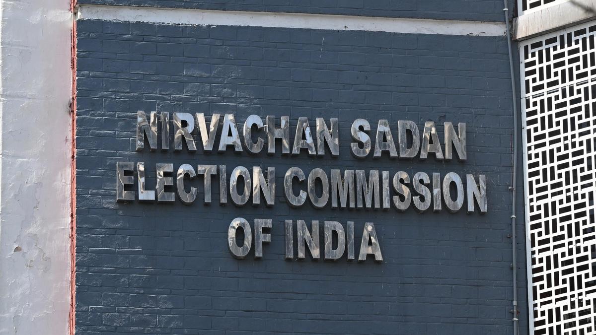 Poll seizures in Tamil Nadu, West Bengal cross ₹1,000 crore mark