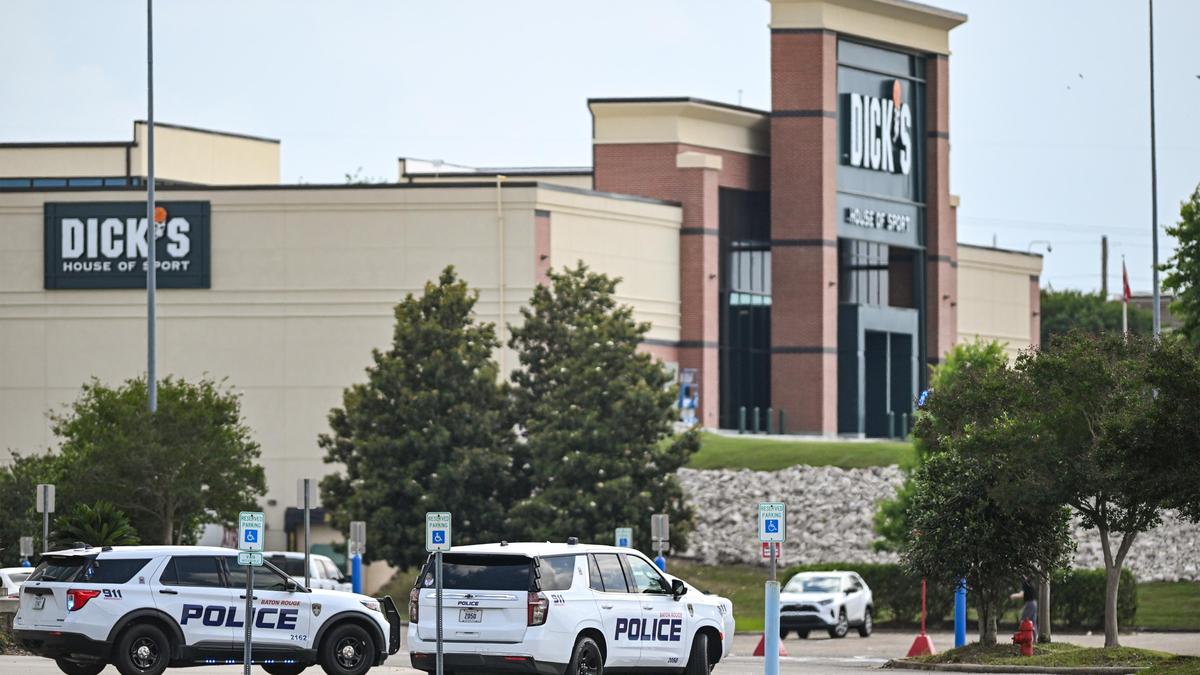 Exchange of gunfire inside Mall of Louisiana leaves 1 person dead, 5 wounded