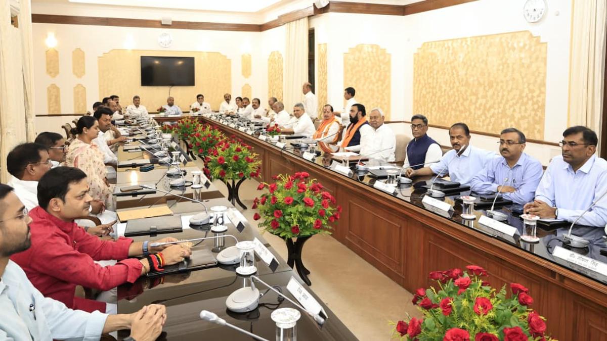 Nitish recommends Cabinet dissolution before meeting Guv. to resign as Bihar CM | LIVE updates