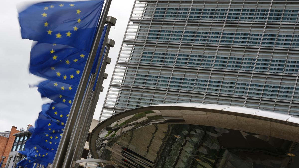 EU weighs extending carbon market to flights beyond Europe