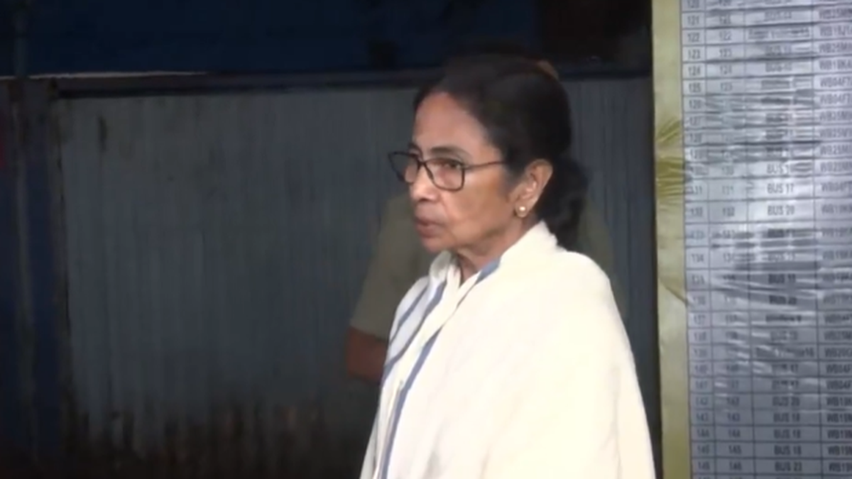 Mamata visits Bhabanipur EVM strong room, warns against counting irregularities