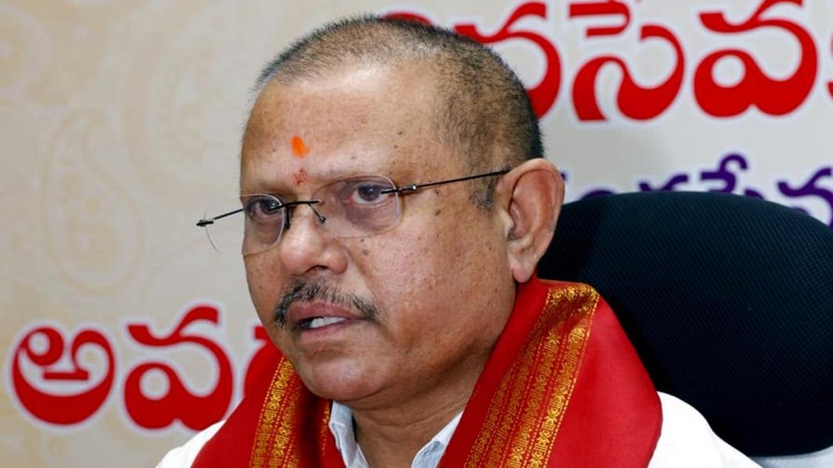 Srisailam temple EO inspects Annaprasadam distribution